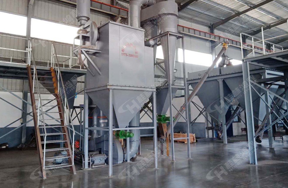 五氧化二礬R3220雷蒙磨粉機(jī)河南安陽(yáng)客戶(hù)干凈整潔無(wú)法車(chē)間 產(chǎn)量達(dá)3噸