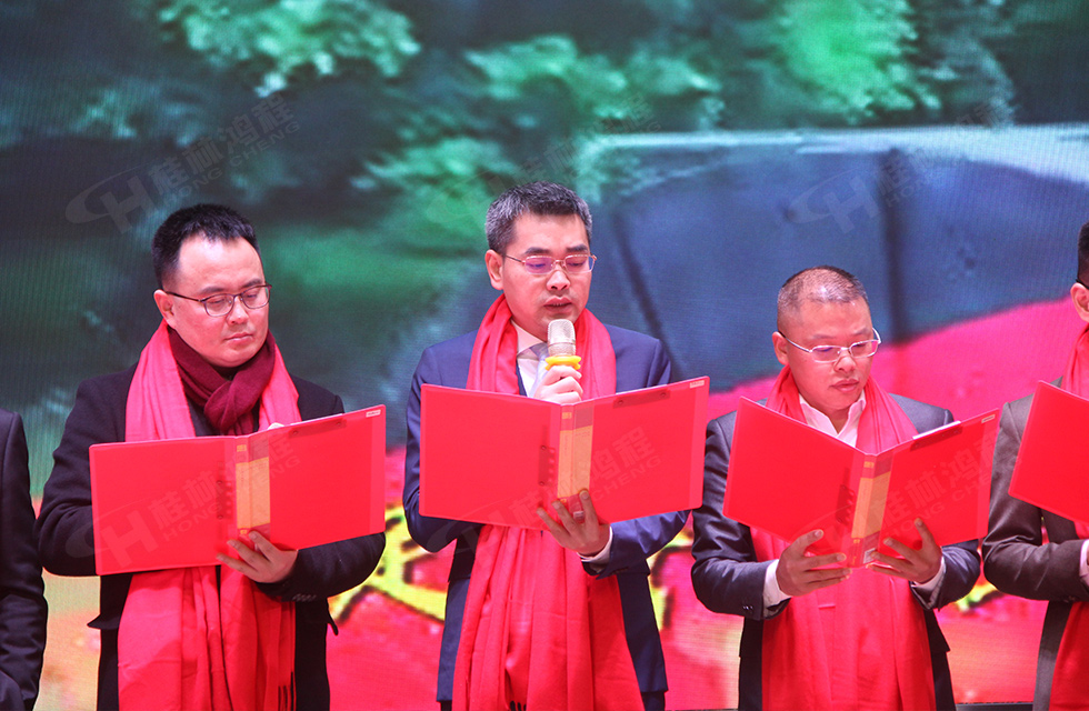 金牛辭舊歲，猛虎迎春來。搭著歡樂的時光列車，我們一起歡送碩果累累的2021年，迎來了嶄新的2022年。1月26日，我們歡聚一堂，在歡聲笑語、載歌載舞中迎接新春，“立足新鴻程開創新局面”桂林鴻程2021年年終總結表彰會由此開始！