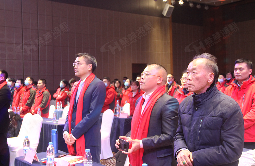 金牛辭舊歲，猛虎迎春來。搭著歡樂的時光列車，我們一起歡送碩果累累的2021年，迎來了嶄新的2022年。1月26日，我們歡聚一堂，在歡聲笑語、載歌載舞中迎接新春，“立足新鴻程開創新局面”桂林鴻程2021年年終總結表彰會由此開始！