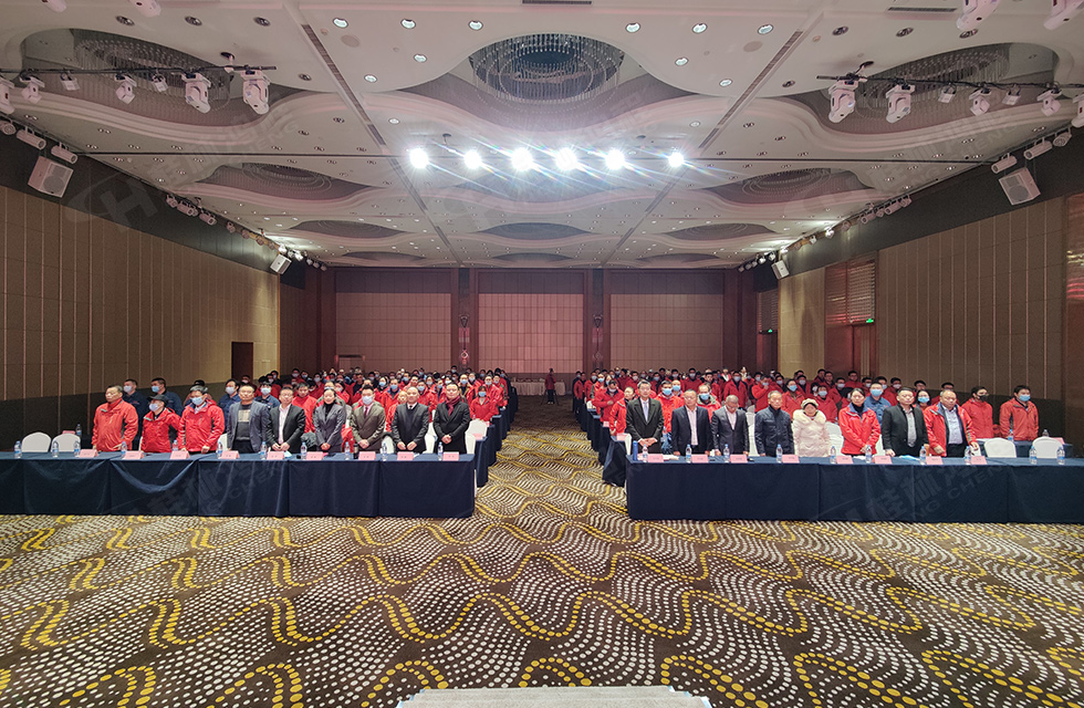 金牛辭舊歲，猛虎迎春來。搭著歡樂的時光列車，我們一起歡送碩果累累的2021年，迎來了嶄新的2022年。1月26日，我們歡聚一堂，在歡聲笑語、載歌載舞中迎接新春，“立足新鴻程開創新局面”桂林鴻程2021年年終總結表彰會由此開始！