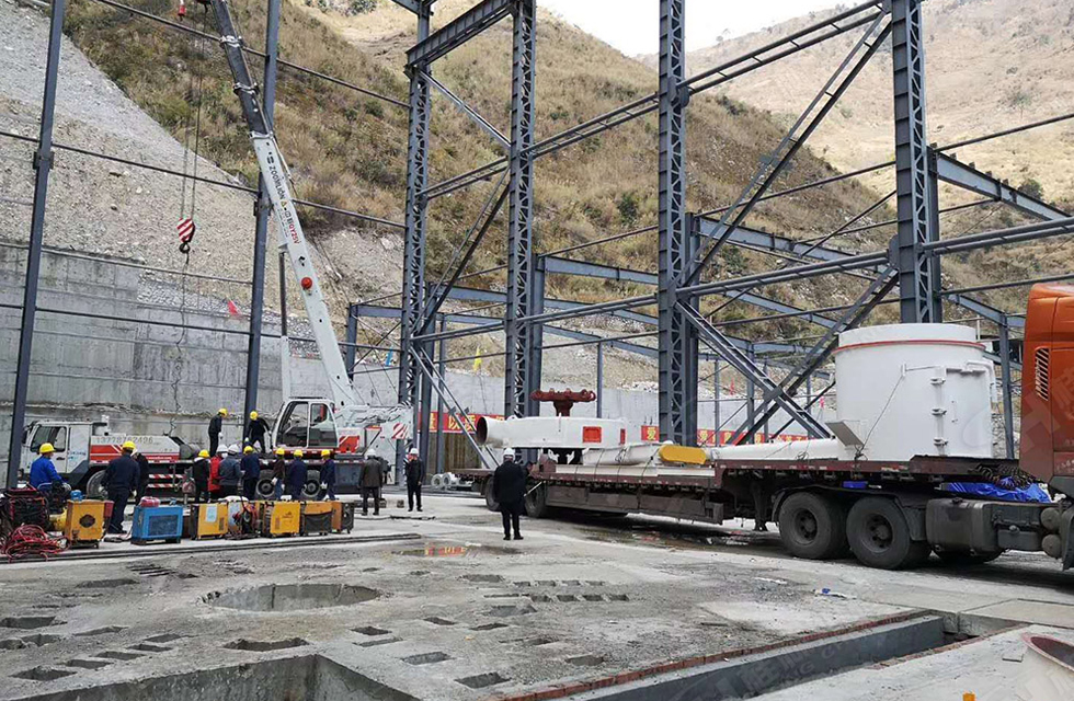 桂林鴻程董事長容棟國、總經理林總親臨磨機安裝現場指導工作 桂林鴻程董事長容棟國、總經理林總親臨磨機安裝現場指導工作