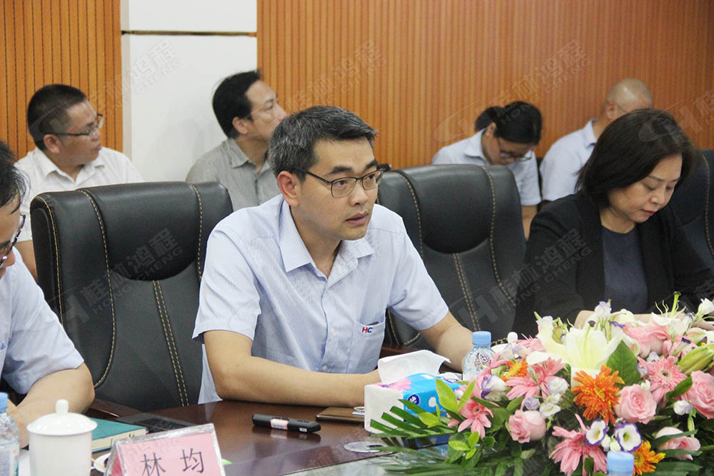 桂林鴻程董事長容棟國先生發(fā)言歡迎考察團隊 桂林鴻程董事長容棟國先生發(fā)言歡迎考察團隊