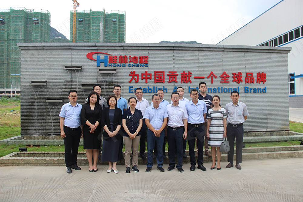 廣西證監(jiān)局和桂林市政府領(lǐng)導(dǎo)與鴻程領(lǐng)導(dǎo)合影 廣西證監(jiān)局和桂林市政府領(lǐng)導(dǎo)與鴻程領(lǐng)導(dǎo)合影