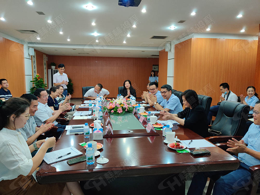 桂林鴻程總經(jīng)理林均先生做詳細的企業(yè)介紹 桂林鴻程總經(jīng)理林均先生做詳細的企業(yè)介紹